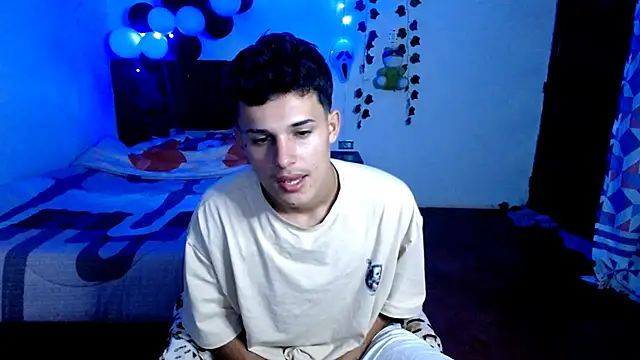 Snapshot of freddy_romas chatting on October 24, 11:34 pm freddy romas online show from October 24, 11:34 pm