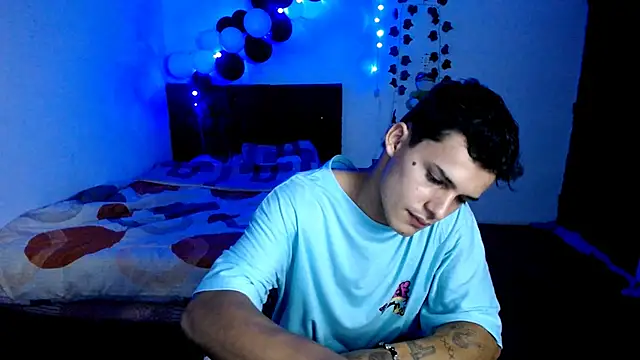 Snapshot of freddy_romas chatting on November 12, 2:39 pm freddy romas online show from November 12, 2:39 pm