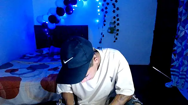 Snapshot of freddy_romas chatting on November 25, 6:52 pm freddy romas online show from November 25, 6:52 pm