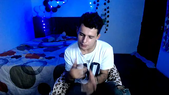 Snapshot of freddy_romas chatting on December 3, 10:41 pm freddy romas online show from December 3, 10:41 pm