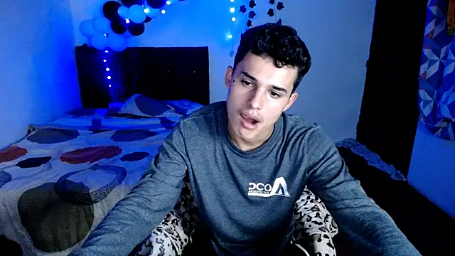 Snapshot of freddy_romas chatting on December 4, 5:32 pm freddy romas online show from December 4, 5:32 pm