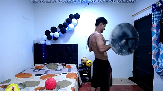 Snapshot of freddy_romas chatting on December 14, 3:23 am freddy romas online show from December 14, 3:23 am