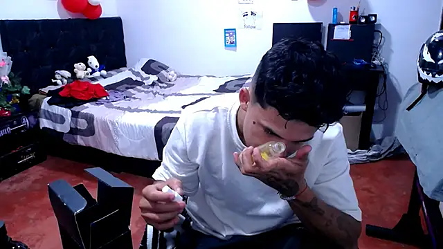 Snapshot of freddy_romas chatting on May 15, 10:50 pm freddy romas online show from May 15, 10:50 pm