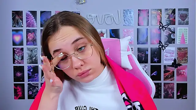 Snapshot of MiaMilas chatting on February 8, 5:40 am MiaMilas online show from February 8, 5:40 am