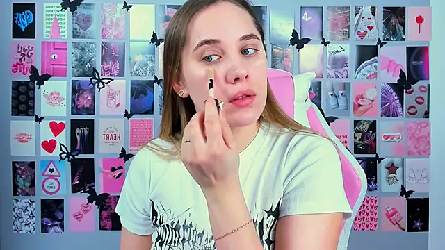 Snapshot of MiaMilas chatting on March 20, 5:02 am MiaMilas online show from March 20, 5:02 am