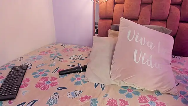 kristakinnky online show from November 25, 1:44 pm