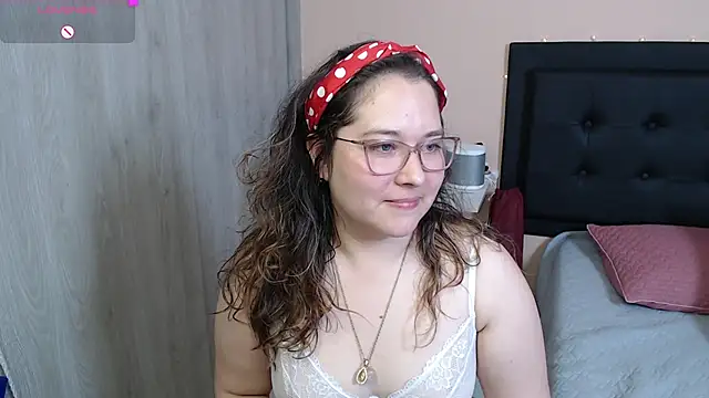 Snapshot of May_Carlier chatting on December 2, 6:41 am May Carlier online show from December 2, 6:41 am