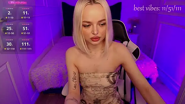 horny blondiee online show from February 10, 8:20 am