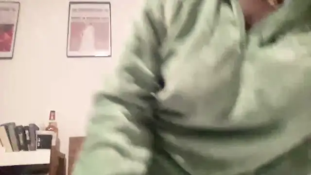 Snapshot of AveryJ99 chatting on December 6, 4:25 am AveryJ99 online show from December 6, 4:25 am