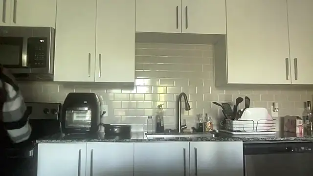 Snapshot of AveryJ99 chatting on March 19, 9:27 pm AveryJ99 online show from March 19, 9:27 pm