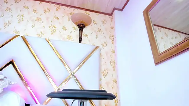 Snapshot of LaurenHu chatting on January 11, 11:02 am LaurenHu online show from January 11, 11:02 am