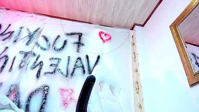 Snapshot of LaurenHu chatting on February 14, 1:18 pm LaurenHu online show from February 14, 1:18 pm