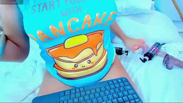 Snapshot of LaurenHu chatting on March 5, 6:44 am LaurenHu online show from March 5, 6:44 am