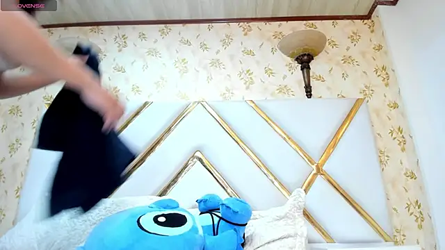 Snapshot of LaurenHu chatting on March 23, 6:58 am LaurenHu online show from March 23, 6:58 am