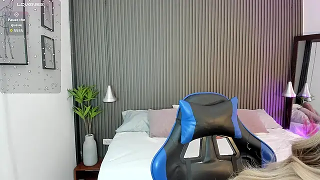 Axel brunette1 online show from April 15, 8:31 pm