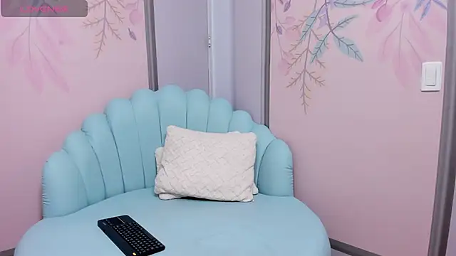 Snapshot of Sweetgirl4u_ chatting on February 13, 10:12 am Sweetgirl4u  online show from February 13, 10:12 am