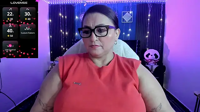 Snapshot of Ivonnee__ chatting on May 2, 3:33 am Ivonnee online show from May 2, 3:33 am