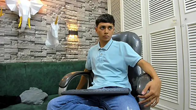 Snapshot of DamiBright chatting on October 18, 5:25 pm DamiBright online show from October 18, 5:25 pm