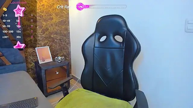 Snapshot of Alahia_Dangelo chatting on December 15, 3:42 pm Alahia Dangelo online show from December 15, 3:42 pm