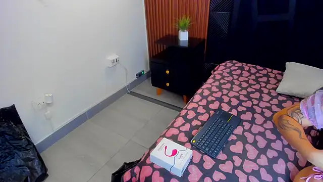 Snapshot of Alahia_Dangelo chatting on December 17, 3:28 pm Alahia Dangelo online show from December 17, 3:28 pm