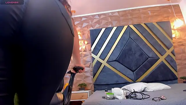 Snapshot of Alahia_Dangelo chatting on February 12, 11:29 am Alahia Dangelo online show from February 12, 11:29 am