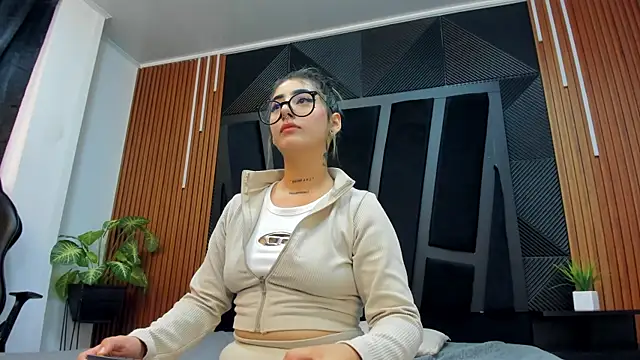 Snapshot of Alahia_Dangelo chatting on February 15, 5:39 pm Alahia Dangelo online show from February 15, 5:39 pm