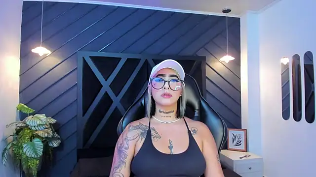 Snapshot of Alahia_Dangelo chatting on September 16, 11:33 am Alahia Dangelo online show from September 16, 11:33 am