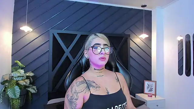 Snapshot of Alahia_Dangelo chatting on September 18, 11:34 am Alahia Dangelo online show from September 18, 11:34 am