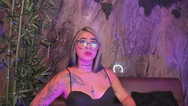 Snapshot of Alahia_Dangelo chatting on October 16, 5:36 pm Alahia Dangelo online show from October 16, 5:36 pm