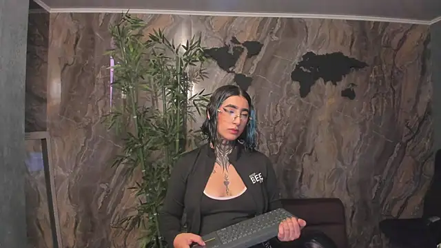 Snapshot of Alahia_Dangelo chatting on April 23, 5:15 pm Alahia Dangelo online show from April 23, 5:15 pm