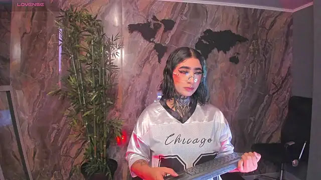 Snapshot of Alahia_Dangelo chatting on April 25, 2:14 pm Alahia Dangelo online show from April 25, 2:14 pm
