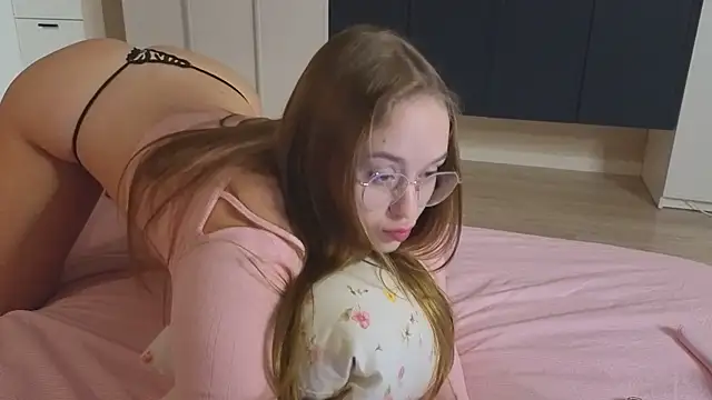 Snapshot of endlesssoffi chatting on December 1, 6:24 pm endlesssoffi online show from December 1, 6:24 pm