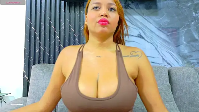 lindsayhoffman18 online show from April 14, 8:37 pm