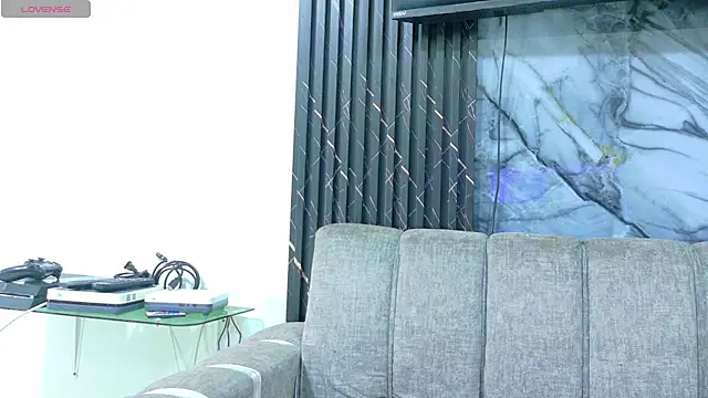 lindsayhoffman18 online show from April 16, 9:39 pm