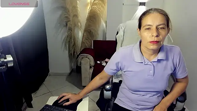Snapshot of Milf_karlye chatting on April 25, 2:14 am Milf karlye online show from April 25, 2:14 am