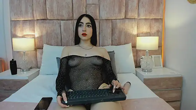 Snapshot of MonserratPeters chatting on December 10, 4:34 am MonserratPeters online show from December 10, 4:34 am