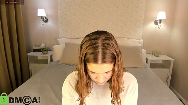 Jennifer Wadee online show from April 21, 12:01 am