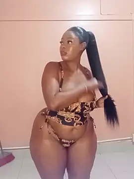 Luciouslips00 online show from April 28, 3:28 pm