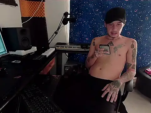 Snapshot of patrik_tattoo_ chatting on December 4, 5:00 pm patrik tattoo online show from December 4, 5:00 pm