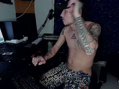 Snapshot of patrik_tattoo_ chatting on December 5, 12:52 am patrik tattoo online show from December 5, 12:52 am