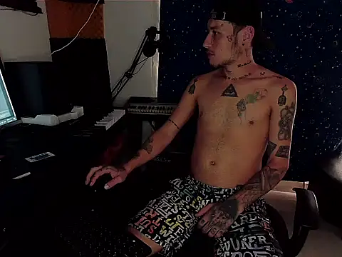 Snapshot of patrik_tattoo_ chatting on December 5, 1:06 pm patrik tattoo online show from December 5, 1:06 pm