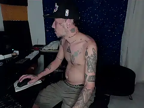 Snapshot of patrik_tattoo_ chatting on December 28, 5:02 am patrik tattoo online show from December 28, 5:02 am