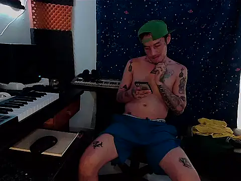 Snapshot of patrik_tattoo_ chatting on February 13, 12:32 pm patrik tattoo online show from February 13, 12:32 pm