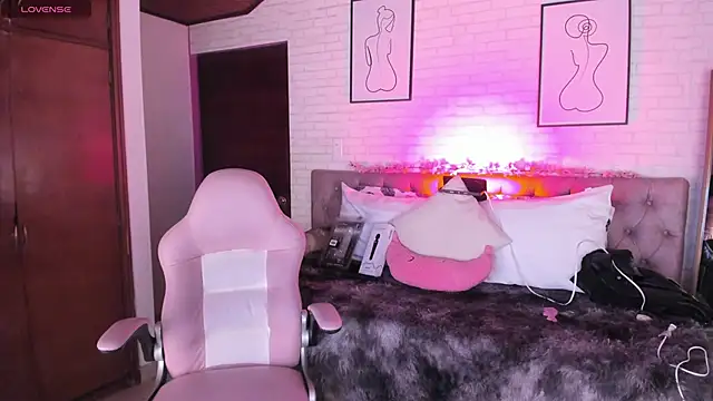 Kitty Pam online show from April 27, 8:51 pm