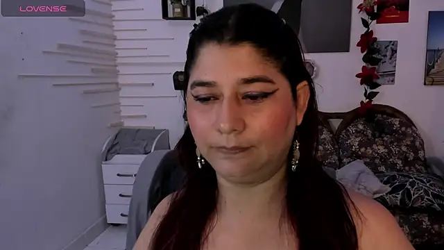 Snapshot of alinabozz1 chatting on December 23, 3:55 pm alinabozz1 online show from December 23, 3:55 pm