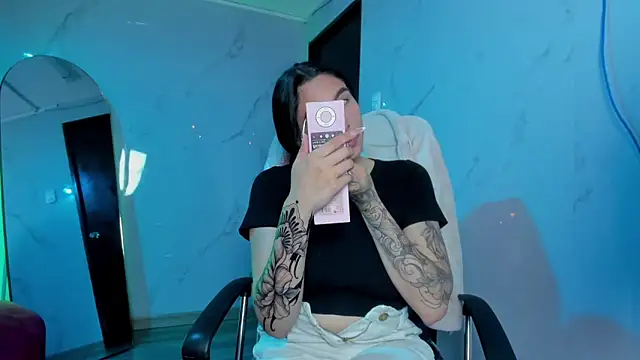 Snapshot of ChloeeTompson_ chatting on October 2, 2:51 am ChloeeTompson online show from October 2, 2:51 am