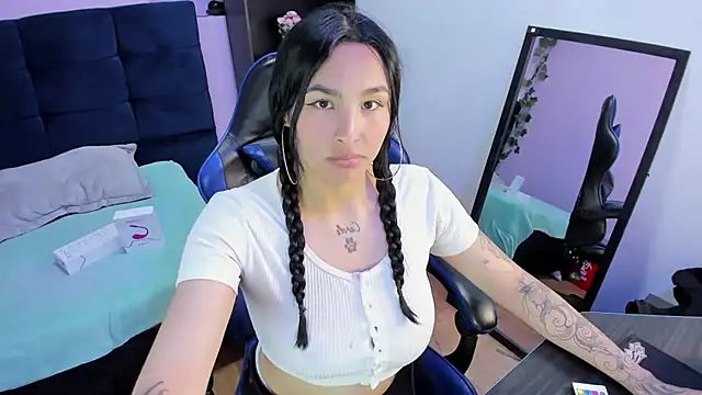 Snapshot of ChloeeTompson_ chatting on October 22, 12:22 am ChloeeTompson online show from October 22, 12:22 am