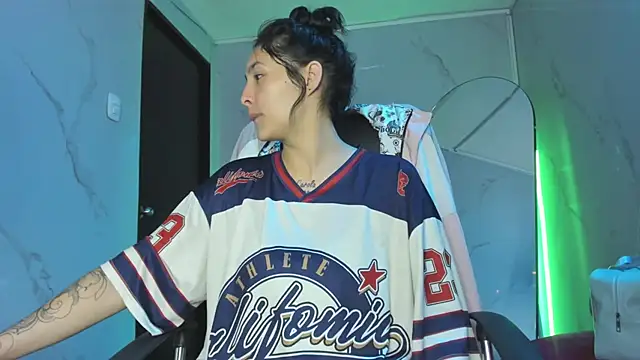 Snapshot of ChloeeTompson_ chatting on November 22, 2:43 am ChloeeTompson online show from November 22, 2:43 am