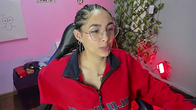 Snapshot of ChloeeTompson_ chatting on December 3, 9:07 am ChloeeTompson online show from December 3, 9:07 am