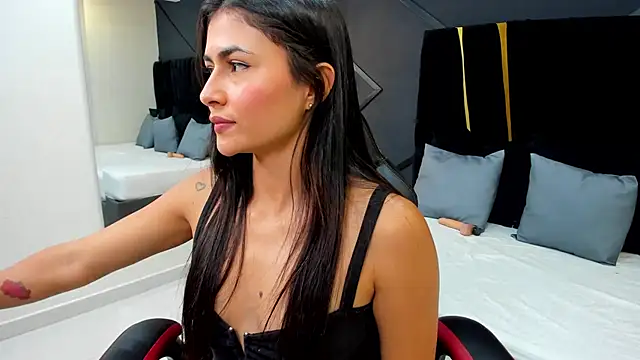 Snapshot of emilie_xx_ chatting on December 10, 5:33 pm emilie xx online show from December 10, 5:33 pm